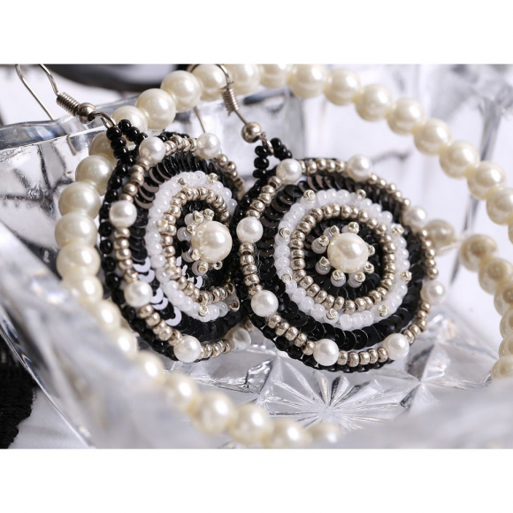 Набор для вышивания KLART арт. 10-503 Серьги круглые. Черно-белый орнамент 3,5х4 см