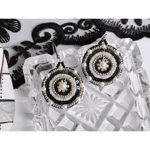 Набор для вышивания KLART арт. 10-503 Серьги круглые. Черно-белый орнамент 3,5х4 см