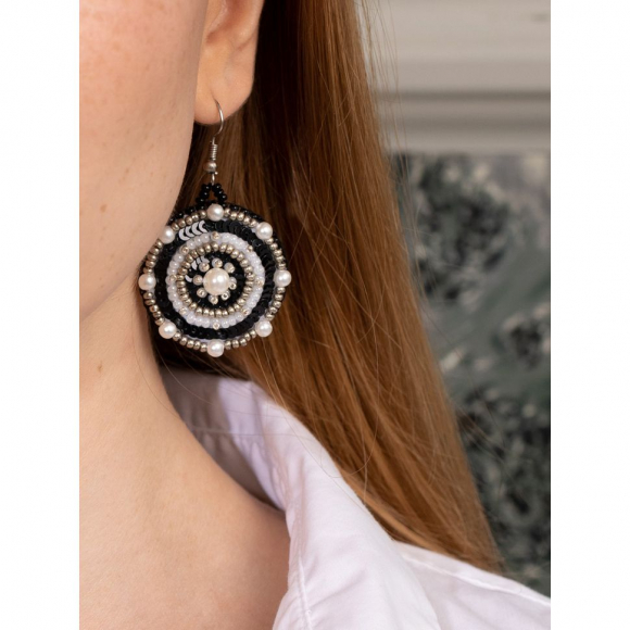 Набор для вышивания KLART арт. 10-503 Серьги круглые. Черно-белый орнамент 3,5х4 см