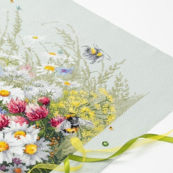 Набор для вышивания ЧУДЕСНАЯ ИГЛА PREMIUM арт.310-225 Ромашки и клевер 40х30 см