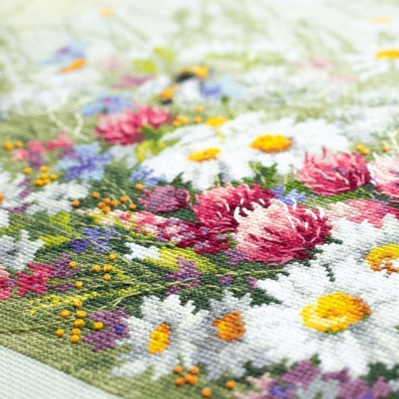 Набор для вышивания ЧУДЕСНАЯ ИГЛА PREMIUM арт.310-225 Ромашки и клевер 40х30 см