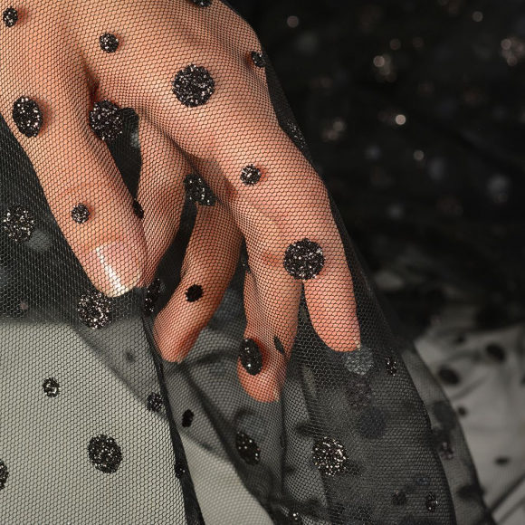 Фатин в горошек(флок) арт.1712 шир.150см 100% полиэстер цв.черный рул.15-28м