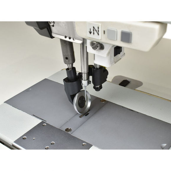 Прямострочная машина для тяжелых материалов с тройным продвижением Aurora A-2401-D3 Прямострочная машина для тяжелых материалов с тройным продвижением Aurora A-2401-D3