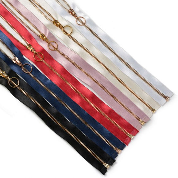 Молния MaxZipper мет. №5 золото атласная тесьма, 60 см уп.6цв х 2шт Молния MaxZipper мет. №5 золото атласная тесьма, 60 см уп.6цв х 2шт