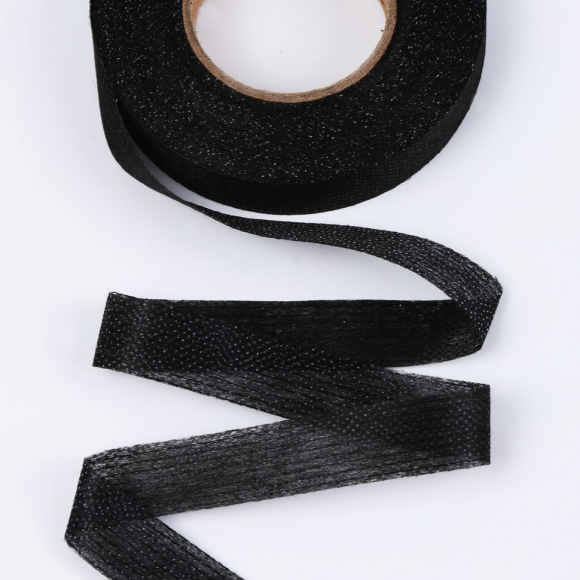 Лента Idealtex нитепрошивная клеевая по долевой 15мм цв.чер арт.4715B рул.25м