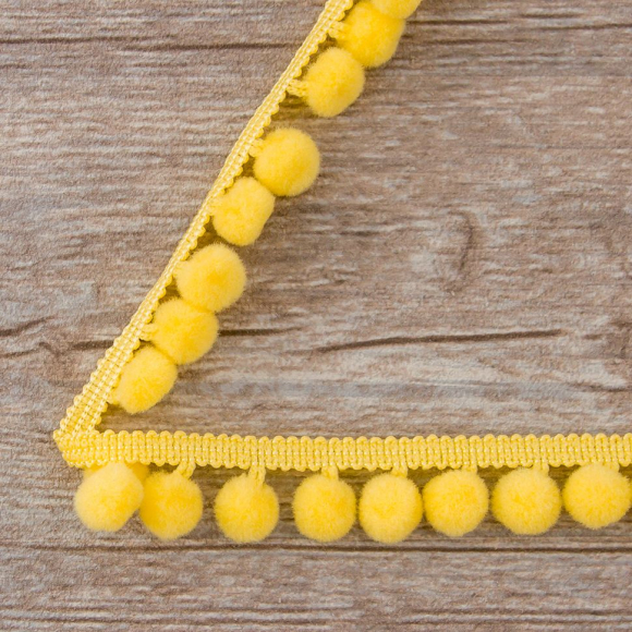 Тесьма с помпонами, диаметр 10 мм, цвет бледно-желтый