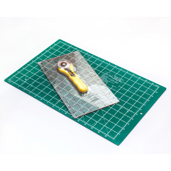 102556_Набор для пэчворка: мат двусторонний 43 х 28 см/17" x 11", линейка 12'' х 6 1/2', нож ролевый 45 мм 102556_Набор для пэчворка: мат двусторонний 43 х 28 см/17" x 11", линейка 12'' х 6 1/2', нож ролевый 45 мм