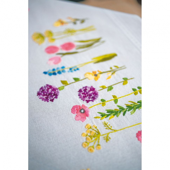 188199_Набор для вышивания скатерти "Весенние цветы"