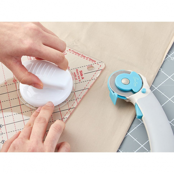 181443_Ручка, для безопасного захвата линейки при шитье