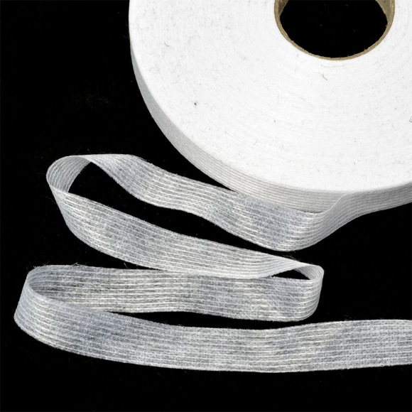 Лента Idealtex нитепрошивная клеевая по долевой 15мм цв.бел арт.4715W рул.100м Лента Idealtex нитепрошивная клеевая по долевой 15мм цв.бел арт.4715W рул.100м