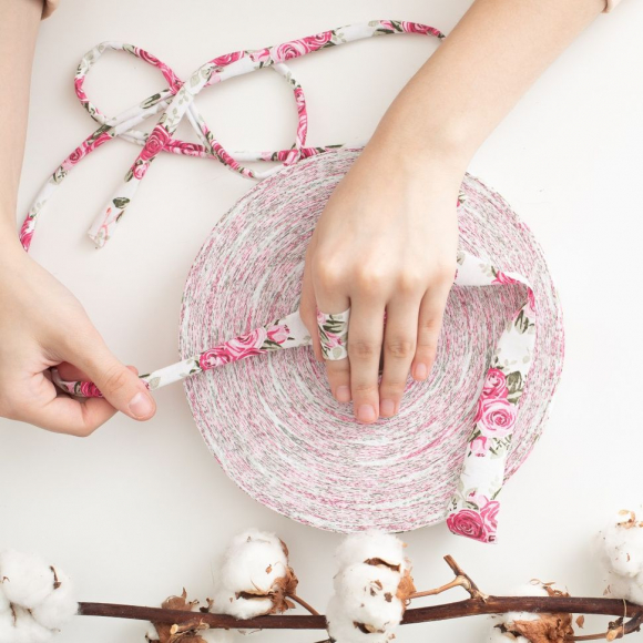 Пряжа Ideal трикотажная 100м, 350-380 г, ширина 7-9мм цв. розовый букет принтованный