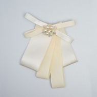 Украшение на булавке Бант с жемчугом и стразами арт.ДС.Б377 цв.молочный уп.1шт Украшение на булавке Бант с жемчугом и стразами арт.ДС.Б377 цв.молочный уп.1шт