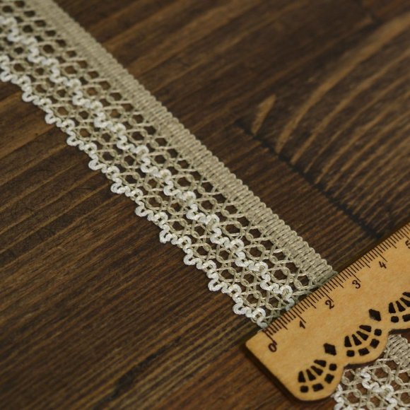 Тесьма вязаная 60001 шир.30мм цв.201 лен с белым уп.25м