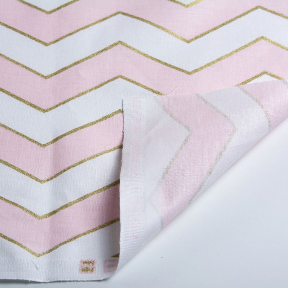 Ткань ранфорс с глитером Зиг-заг, арт.WH 20558-v01, 130г/м?,100% хлопок, шир.240см, цв.розовый/золото, уп.10м Ткань ранфорс с глитером Зиг-заг, арт.WH 20558-v01, 130г/м?,100% хлопок, шир.240см, цв.розовый/золото, уп.10м