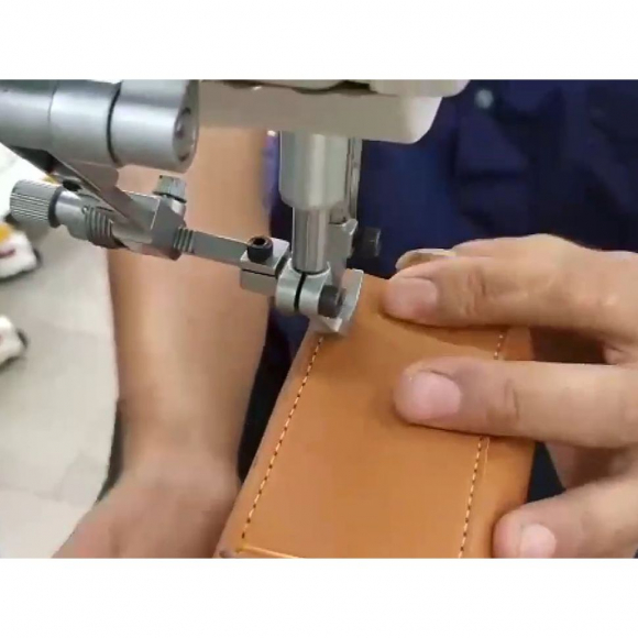 Одноигольная машина челночного стежка с поворотной колонкой Aurora A-180 Одноигольная машина челночного стежка с поворотной колонкой Aurora A-180