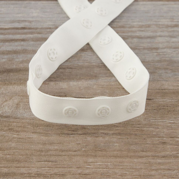 Тесьма пришивная с кнопками, 18 мм, 15 м, цвет 02 белый Тесьма пришивная с кнопками, 18 мм, 15 м, цвет 02 белый