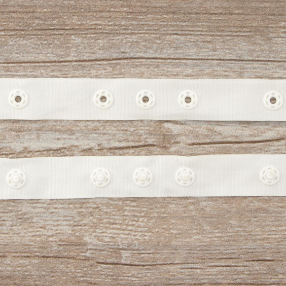 Тесьма пришивная с кнопками, 18 мм, 15 м, цвет 02 белый Тесьма пришивная с кнопками, 18 мм, 15 м, цвет 02 белый