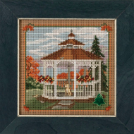 Набор для вышивания бисером MILL HILL Беседка на аллее 13,33х13,33 см