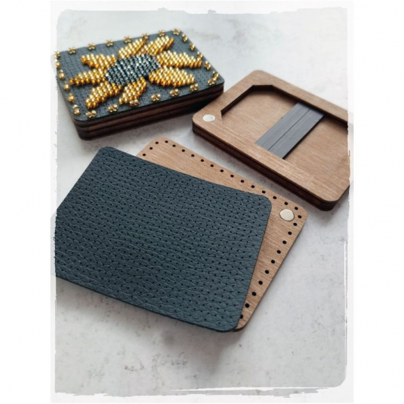 190702_Деревянная игольница с нашивкой для вышивания «Черная» 190702_Деревянная игольница с нашивкой для вышивания «Черная»