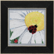 Набор для вышивания бисером MILL HILL Божья коровка на маргаритке 13,33х13,33 см