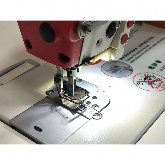 Прямострочная швейная машина с игольным продвижением и ножом обрезки края материала Aurora A-7520M (автоматические функции)