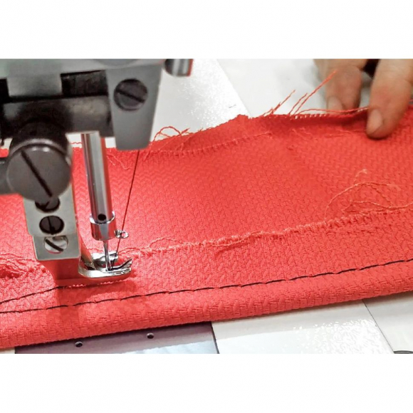 Прямострочная промышленная швейная машина с шагающей лапкой Aurora A-0302DE (прямой привод)