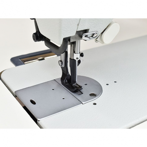 Прямострочная швейная машина с тройным продвижением Aurora A-562D со встроенным мотором и позиционером иглы