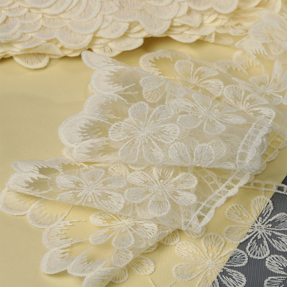 Кружево на сетке KRUZHEVO арт.TBY.BL.40468 шир.130мм цв.W1515 молочный уп.13,71 м