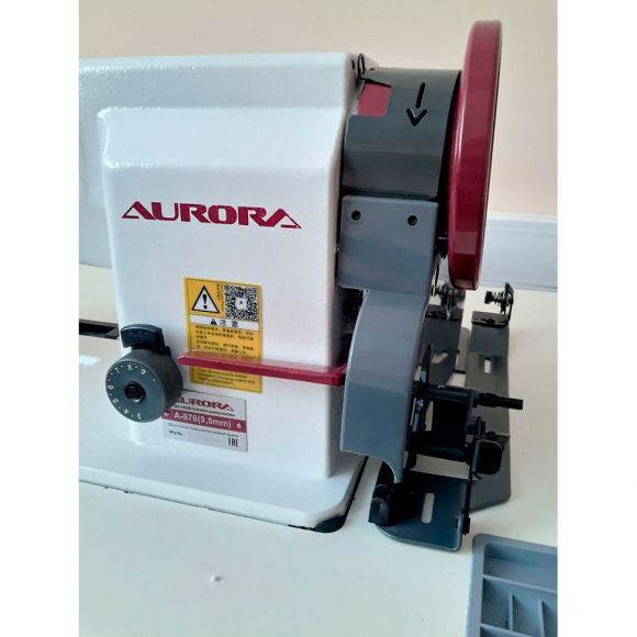 Двухигольная промышленная швейная машина для сверхтяжелых материалов/ Головка A-878 - вылет рукава 265 мм - межигольное 6,4 мм (тройное продвижение) Двухигольная промышленная швейная машина для сверхтяжелых материалов/ Головка A-878 - вылет рукава 265 мм - межигольное 6,4 мм (тройное продвижение)