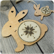 185798_Рамка для вышивки "Кролик большой (орех/крем)"