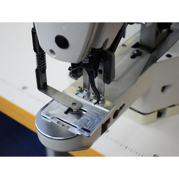 Автоматизированное решение для пришивания этикетки на базе закрепочной машины Aurora A-1908 (прямой привод)