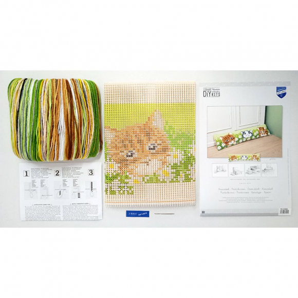 Набор для вышивания подушки от сквозняка "Котятки среди ромашек"