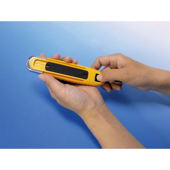 Нож универсальный с выдвижным лезвием и возвратной пружиной Olfa