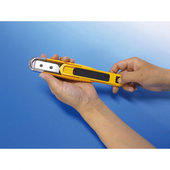 Нож универсальный с выдвижным лезвием и возвратной пружиной Olfa