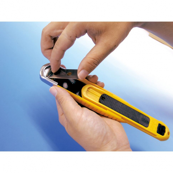 Нож универсальный с выдвижным лезвием и возвратной пружиной Olfa