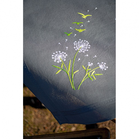 182121_Набор для вышивания скатерти "Цветочный пух"