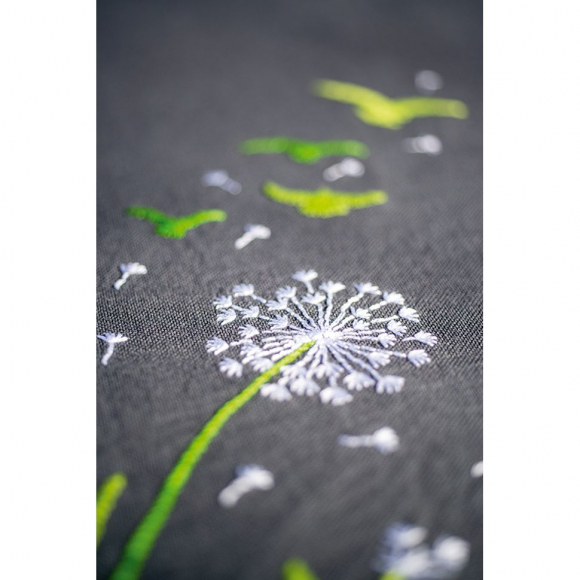 182121_Набор для вышивания скатерти "Цветочный пух"