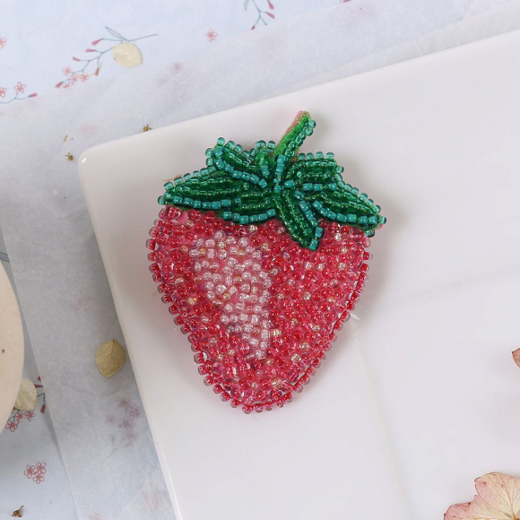 Набор для вышивания KLART арт. 10-020 Брошь. Клубника 4,5х6 см