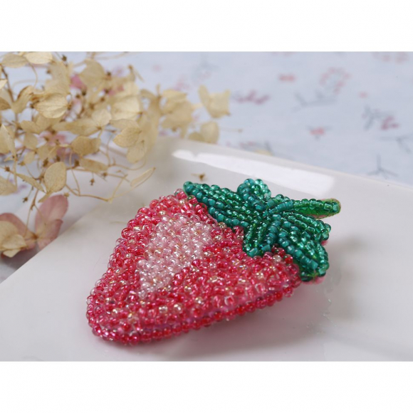 Набор для вышивания KLART арт. 10-020 Брошь. Клубника 4,5х6 см