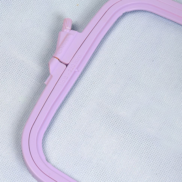 Пяльцы-рамка NURGE арт.NUR.170-13/3 пластиковые 220х195 цв.фиолетовый Пяльцы-рамка NURGE арт.NUR.170-13/3 пластиковые 220х195 цв.фиолетовый