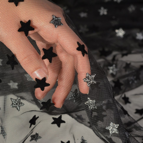 Фатин со звездами арт.т2984-13.2 шир.150см 100% полиэстер цв.черный/серебро рул.15-28м Фатин со звездами арт.т2984-13.2 шир.150см 100% полиэстер цв.черный/серебро рул.15-28м